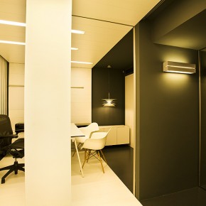Dos materiales, dos colores: funcionalidad y minimalismo en 30 m2, por Maite Prats Dos materiales, dos colores: funcionalidad y minimalismo en 30 m2, por Maite Prats