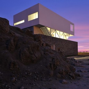Residencia minimalista en la costa peruana, por Javier Artadi Residencia minimalista en la costa peruana, por Javier Artadi