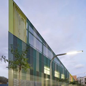 Guardería con piel de metal, por Espinet-Ubach Arquitectes i Associats Guardería con piel de metal, por Espinet-Ubach Arquitectes i Associats