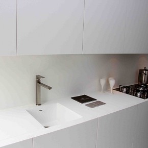 Minimalista cocina de Gunni & Trentino, realizada en Corian