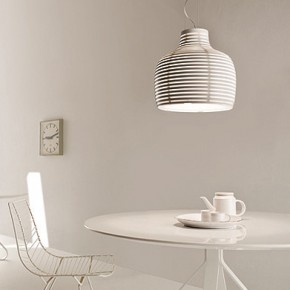 Behive, diseñada por Werner Aisslinger para Foscarini, presenta su nueva versión suspendida Behive, diseñada por Werner Aisslinger para Foscarini, presenta su nueva versión suspendida