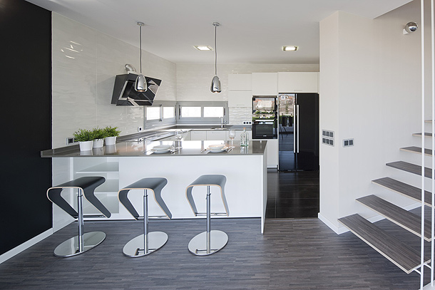 Modernas y funcionales cocinas de santos distribuidas en forma de u Cocina santos sillas