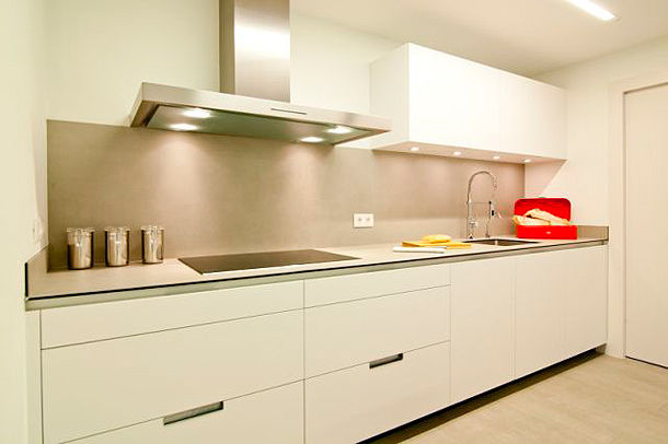 Luminosa cocina sin ventanas diseñada por clysa y estudio mm Ventanas de cocina