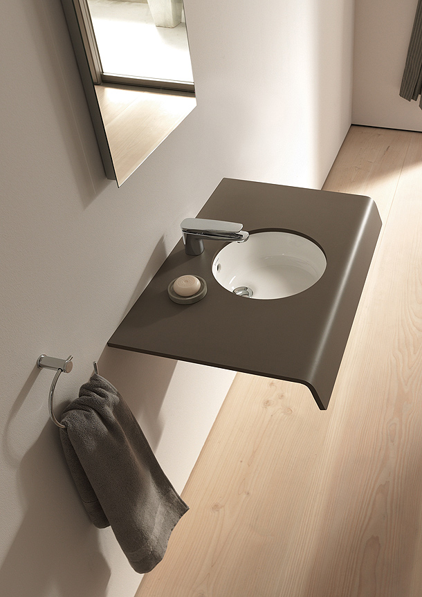 Madera en el baño con el lavabo onto de matteo thun para duravit